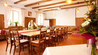 Ein Restaurant oder anderes Speiselokal in der Unterkunft Hotel zum Alten Wirt