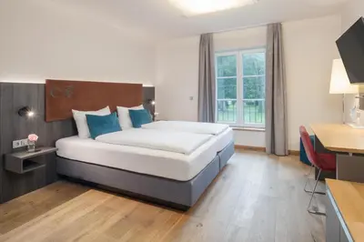 Ein Bett oder Betten in einem Zimmer der Unterkunft Hotel Aiterbach am Chiemsee