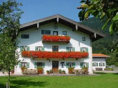 Das Gebäude in dem sich der Bauernhof befindet