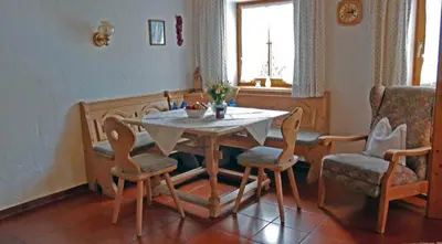 Ein Sitzbereich in der Unterkunft Gschwendtner-Hof, Ferienhof