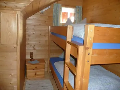 Ein Etagenbett oder Etagenbetten in einem Zimmer der Unterkunft Haus Edelweiß