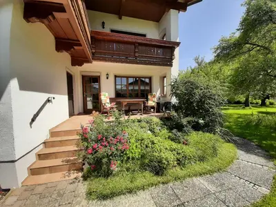 Ein Garten an der Unterkunft Haus Polleichtner
