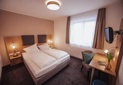 Ein Bett oder Betten in einem Zimmer der Unterkunft Hotel am Hachinger Bach by Blattl