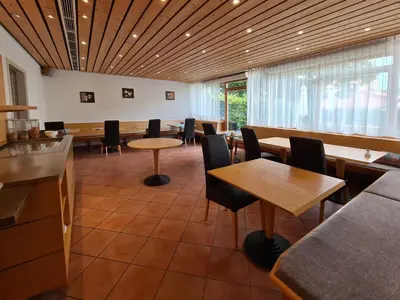 Ein Sitzbereich in der Unterkunft Hotel am Hachinger Bach by Blattl