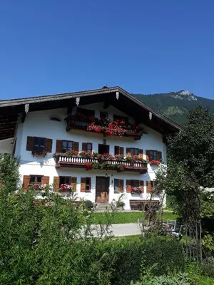 Ein allgemeiner Bergblick oder ein Berglick von des Bauernhofs aus