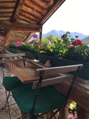 Ein allgemeiner Bergblick oder ein Berglick von des Bauernhofs aus