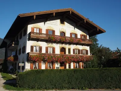 Das Gebäude in dem sich der Bauernhof befindet