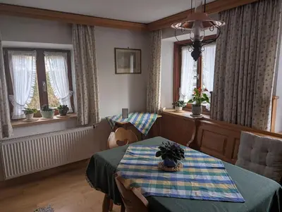 Ein Sitzbereich in der Unterkunft Gästehaus Stoanerhof