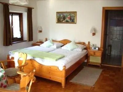 Ein Bett oder Betten in einem Zimmer der Unterkunft Gästehaus Stoanerhof