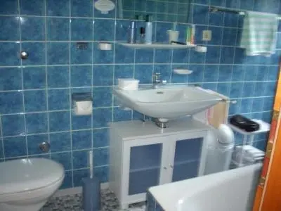 Ein Badezimmer in der Unterkunft Gästehaus Stoanerhof