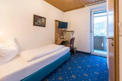 Ein Bett oder Betten in einem Zimmer der Unterkunft Hotel garni Almenrausch und Edelweiss