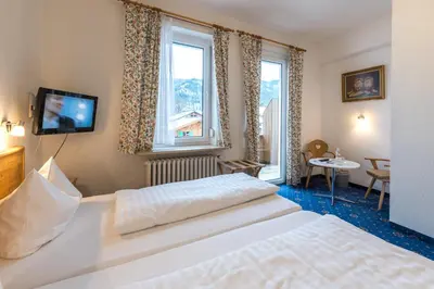 Ein Bett oder Betten in einem Zimmer der Unterkunft Hotel garni Almenrausch und Edelweiss