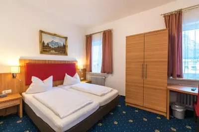 Ein Bett oder Betten in einem Zimmer der Unterkunft Hotel garni Almenrausch und Edelweiss
