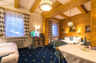 Ein Bett oder Betten in einem Zimmer der Unterkunft Hotel garni Almenrausch und Edelweiss