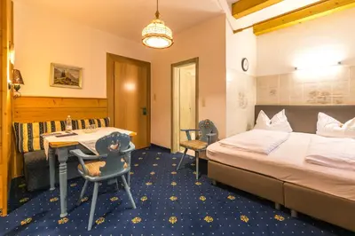 Ein Bett oder Betten in einem Zimmer der Unterkunft Hotel garni Almenrausch und Edelweiss