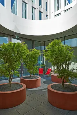 Ein Garten an der Unterkunft H4 Hotel München Messe