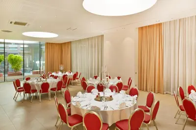 Ein Restaurant oder anderes Speiselokal in der Unterkunft H4 Hotel München Messe