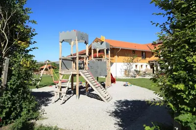 Ein Kinderspielbereich in der Unterkunft Pension Schweizerhaus Garni