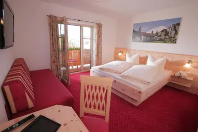 Ein Bett oder Betten in einem Zimmer der Unterkunft Pension Schweizerhaus Garni