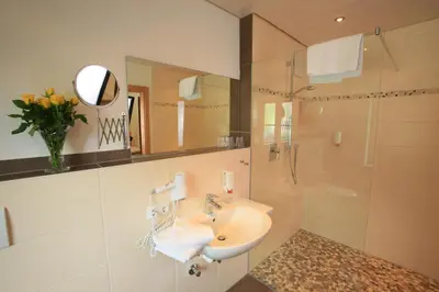 Ein Badezimmer in der Unterkunft Pension Schweizerhaus Garni