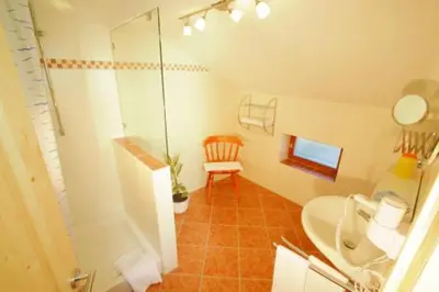 Ein Badezimmer in der Unterkunft Pension Schweizerhaus Garni