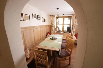 Ein Sitzbereich in der Unterkunft Pension Schweizerhaus Garni