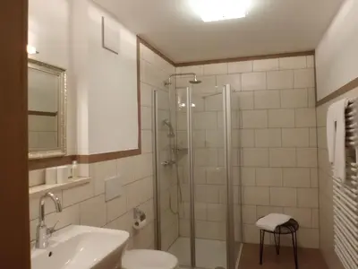 Ein Badezimmer in der Unterkunft Gästehaus Niedermeierhof