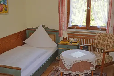 Ein Sitzbereich in der Unterkunft Hotel Garni Sonnenhof