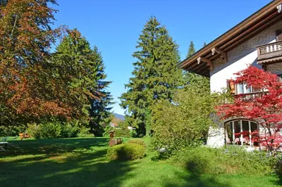 Ein Garten an der Unterkunft Hotel Garni Sonnenhof