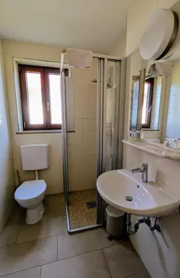 Ein Badezimmer in der Unterkunft Gasthof zur Post
