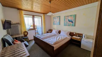 Ein Bett oder Betten in einem Zimmer der Unterkunft Gasthof zur Post