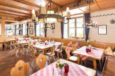 Ein Restaurant oder anderes Speiselokal in der Unterkunft Hotel Landgasthof Hofmeier