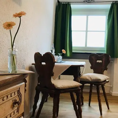 Ein Sitzbereich in der Unterkunft Gästehaus Hotel Maria Theresia