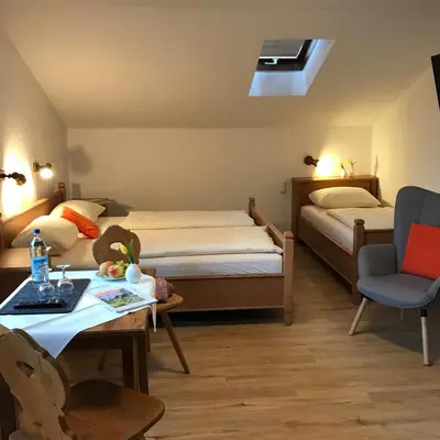 Ein Bett oder Betten in einem Zimmer der Unterkunft Gästehaus Hotel Maria Theresia