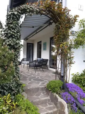 Ein Garten an der Unterkunft Stilvolles Studio im Allgäu