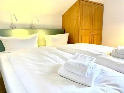 Ein Bett oder Betten in einem Zimmer der Unterkunft Gemütliche Ferienwohnung am Tegernsee - ruhig im Dachgeschoss