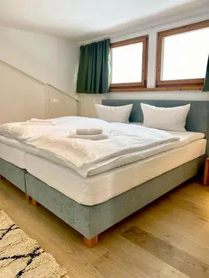 Ein Bett oder Betten in einem Zimmer der Unterkunft Feine FeWo im DG am Tegernsee