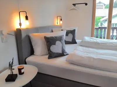 Ein Bett oder Betten in einem Zimmer der Unterkunft Apartmenthaus am Tegernsee - Studios mit Küchenzeile und mit Bus erreichbar