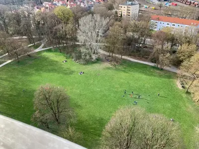 Blick auf Sky Apartment im Hotelturm aus der Vogelperspektive