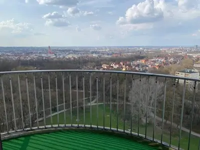 Blick auf Sky Apartment im Hotelturm aus der Vogelperspektive