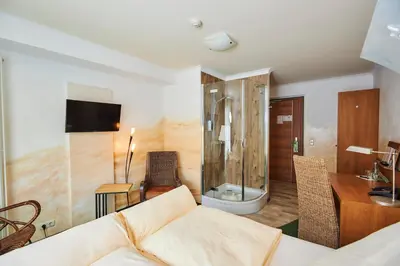 Ein Bett oder Betten in einem Zimmer der Unterkunft Flair Hotel Zum Schwarzen Reiter
