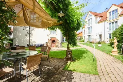 Ein Garten an der Unterkunft Flair Hotel Zum Schwarzen Reiter