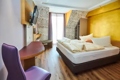 Ein Bett oder Betten in einem Zimmer der Unterkunft Flair Hotel Zum Schwarzen Reiter