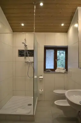Ein Badezimmer in der Unterkunft Alpina Hotel