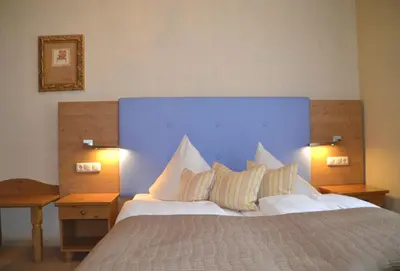 Ein Bett oder Betten in einem Zimmer der Unterkunft Alpina Hotel
