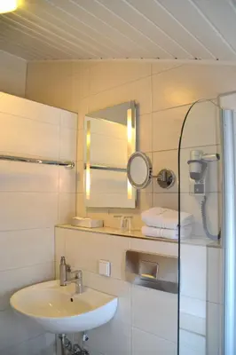 Ein Badezimmer in der Unterkunft Alpina Hotel