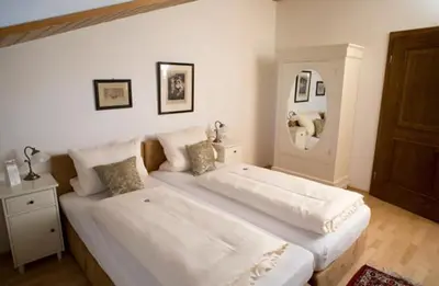 Ein Bett oder Betten in einem Zimmer der Unterkunft Alpina Hotel