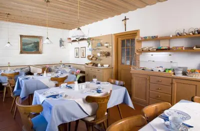 Ein Restaurant oder anderes Speiselokal in der Unterkunft Alpina Hotel