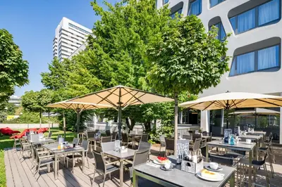 Ein Restaurant oder anderes Speiselokal in der Unterkunft Best Western Hotel Arabellapark Muenchen