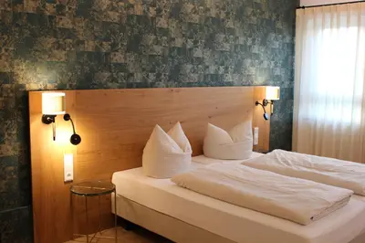 Ein Bett oder Betten in einem Zimmer der Unterkunft Hotel Poellners 20 min von München Hbf